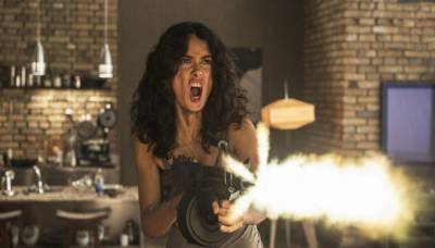 Эверли (2015) Эверли (2015)